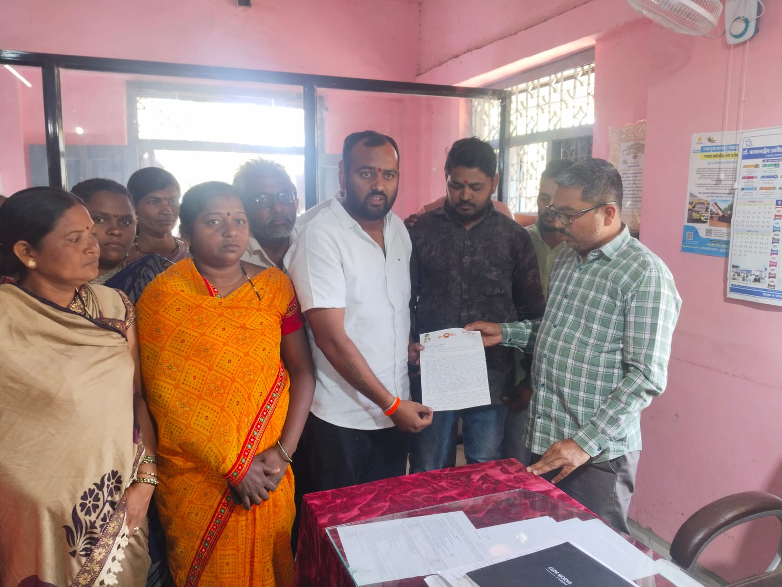 पातुर येथे शिवसेना उबाठा कडून गटविकास अधिकारी यांच्या दालनात ठिय्या आंदोलन