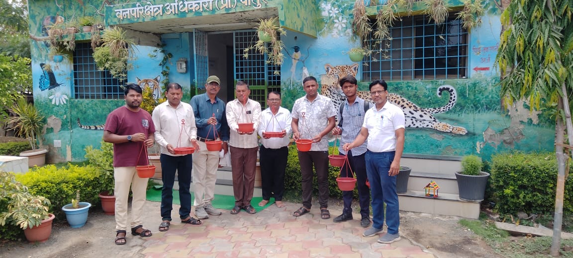 भीषण उष्णतेत मानवतेचे उदाहरण :शाहबाबू कॉलेजच्या विद्यार्थ्यांनी पक्ष्यांसाठी उभारले पियाऊ