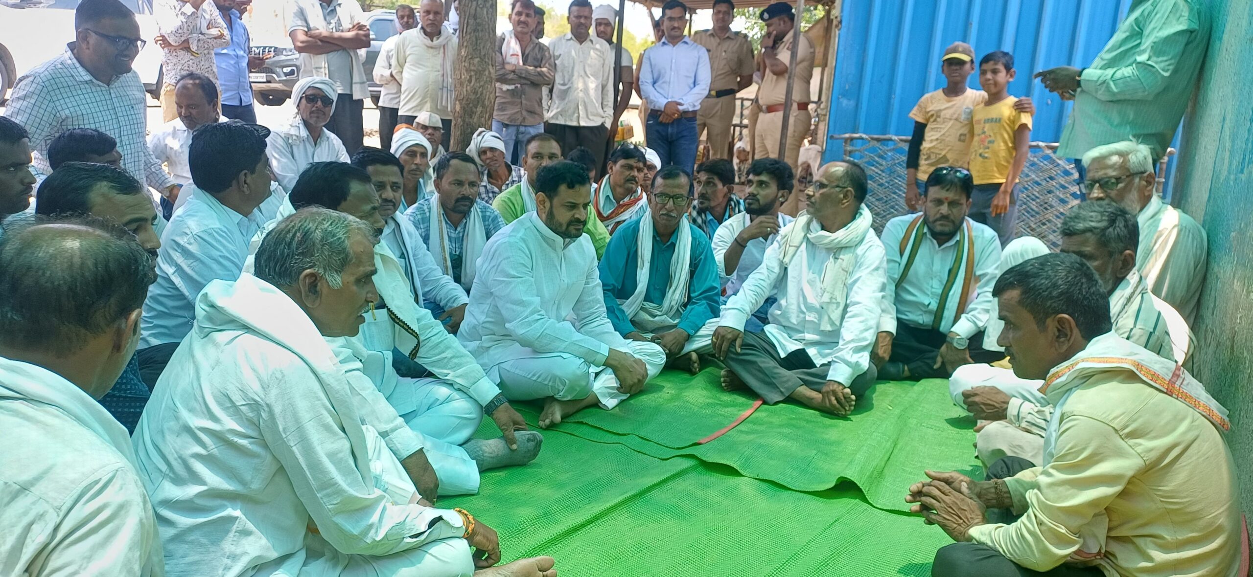 सावरगाव येथे अल्पवयीन मुलीवरील अत्याचारप्रकरणी संताप; पीडित कुटुंबाला लोकप्रतिनिधींचा आधार