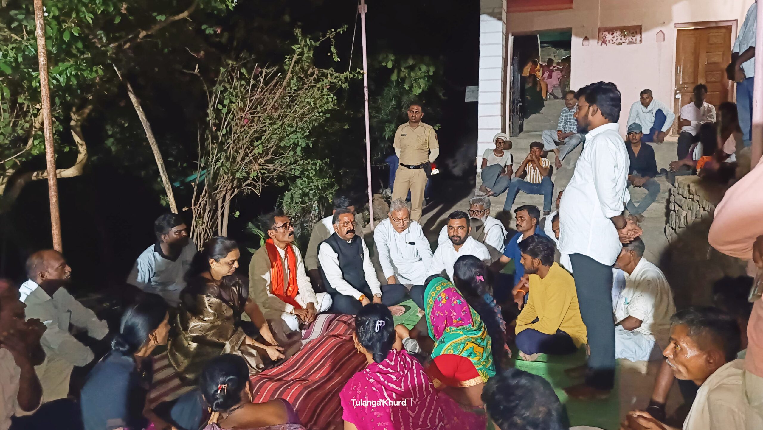 तुलंगा बु. येथे दिलीप मुंडे यांच्या निधनानंतर उपमुख्यमंत्री एकनाथ शिंदे यांचे कडून कुटुंबीयांना १ लाखांची मदत