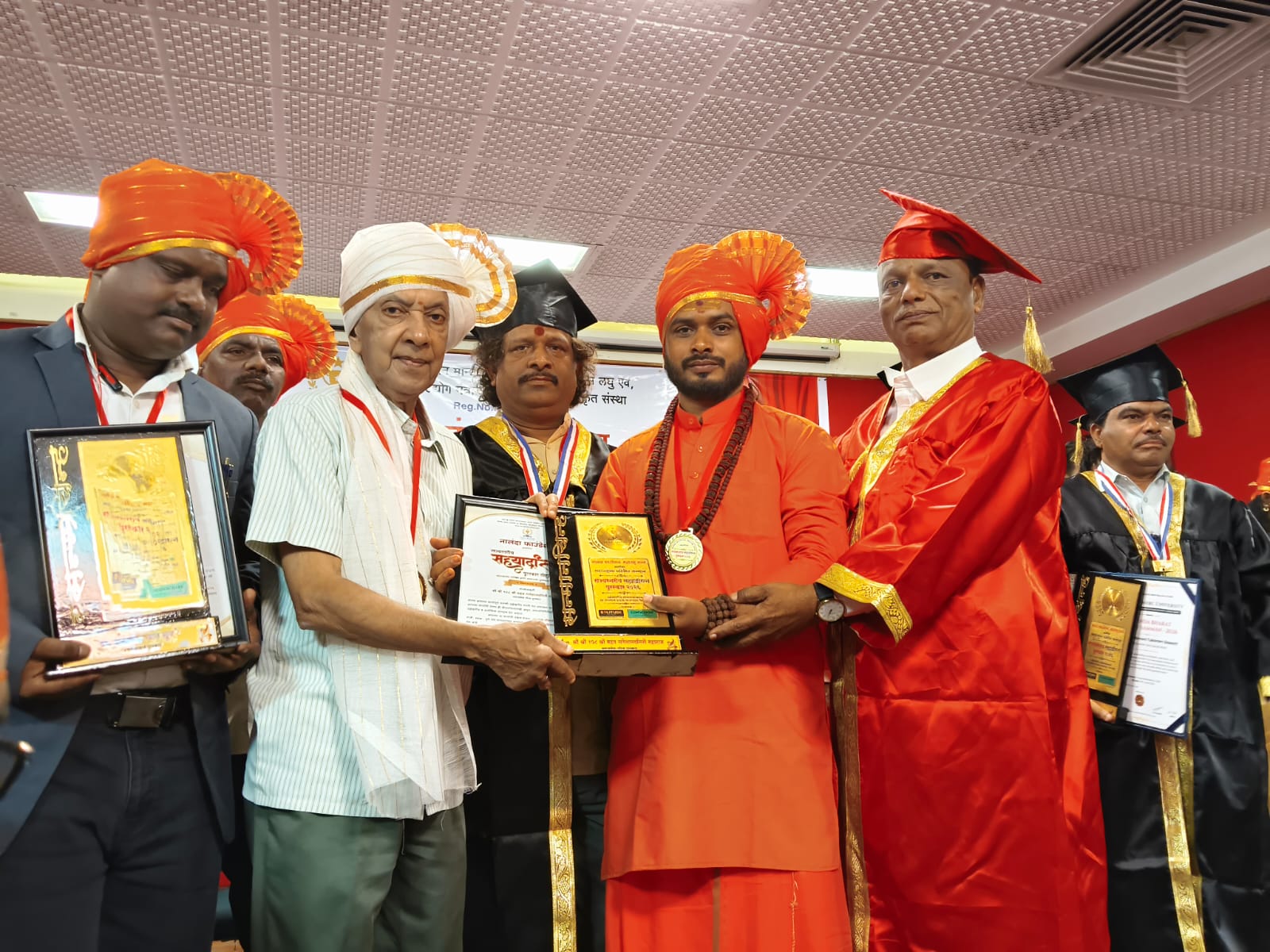 राज्यस्तरीय सह्याद्रीरत्न पुरस्काराने महंत गणेशानंदगिरी महाराजांचा गौरव