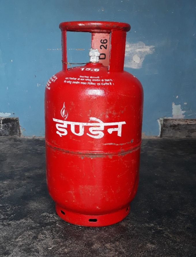 गॅसच्या ऐवजी सिलेंडरमध्ये पाणी! पातूरमध्ये ग्राहकाची फसवणूक उघड