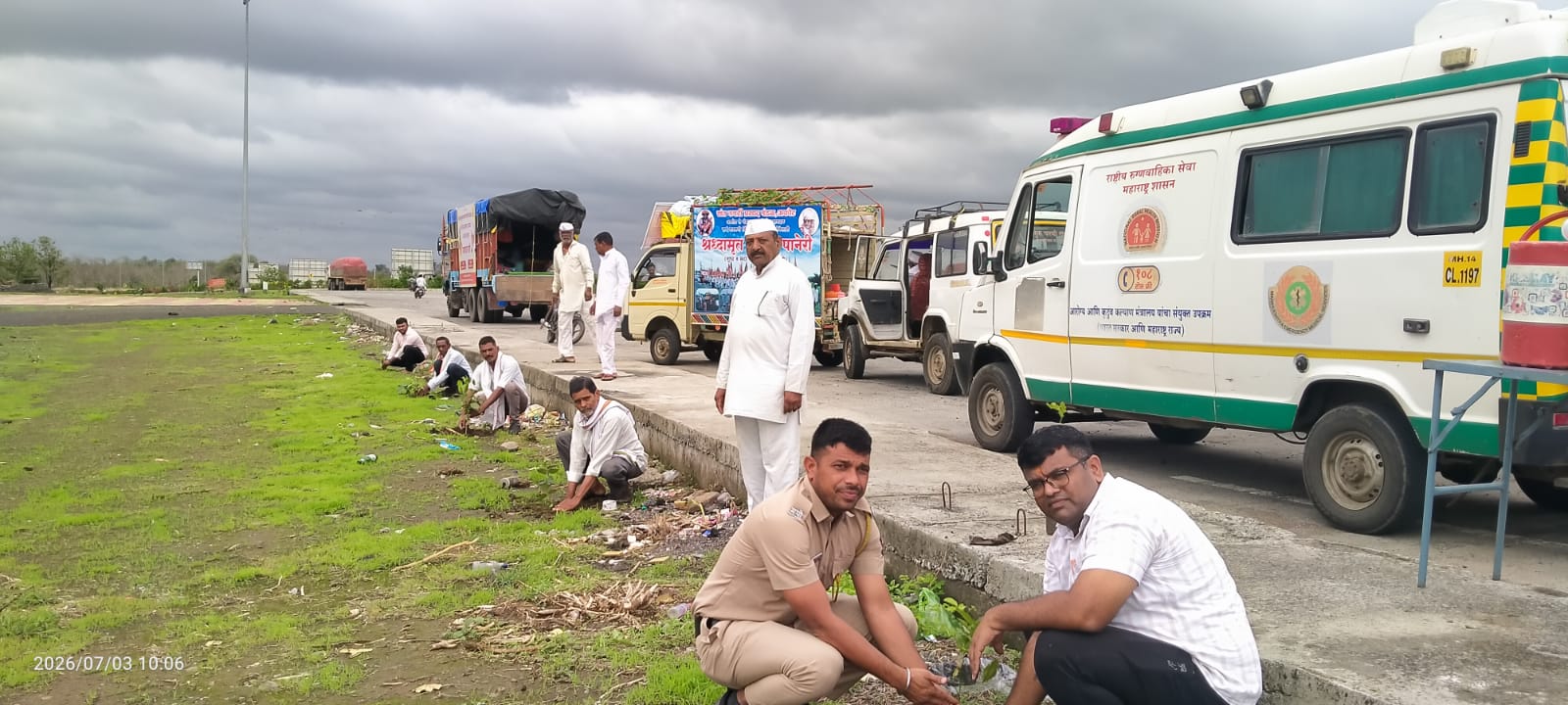 माजी आमदार बळीरामजी सिरस्कार यांच्या वाढदिवसा निमित्त पालखी स्वागत, वृक्षारोपण व फराळ वाटप