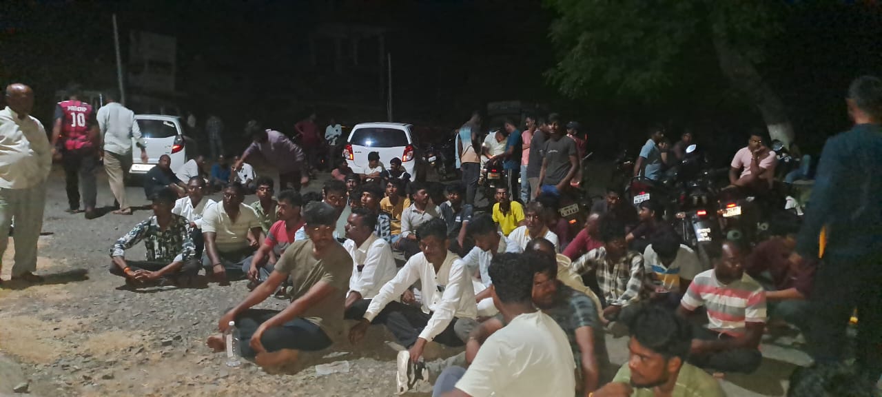 गावंडगावात महापुरुषाच्या अर्धपुतळ्याची विटंबना संतप्त ३०० ग्रामस्थांचा चान्नी पोलीस ठाण्यात ठिय्या आरोपींवर कठोर कारवाईची मागणी तिघे संशयित ताब्यात,तर  सोमवारी गोर सेनेचा मोर्चा