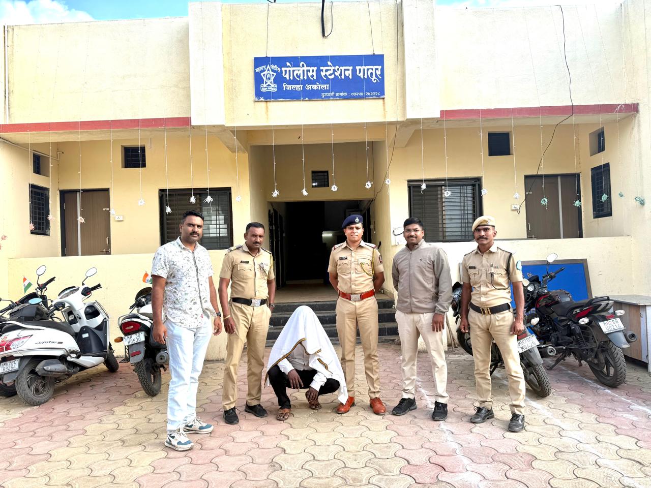 नांदखेड फाटा येथील घटना ! बनावट सोन्याची 3 किलो 300 ग्रॅम नाणी देऊन 15 लाखांची फसवणूक
