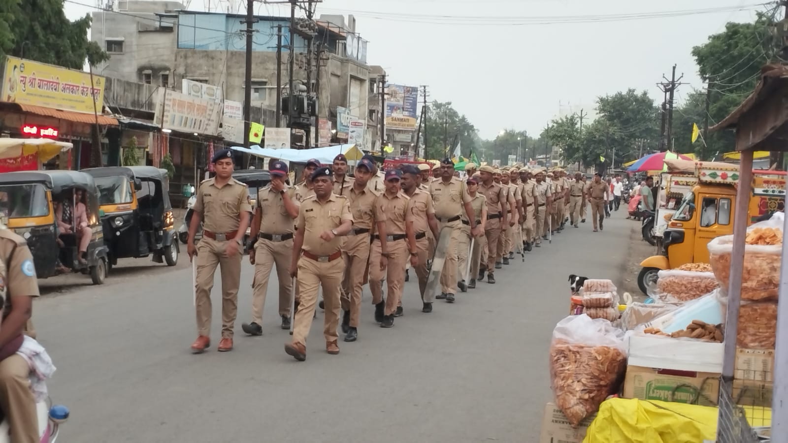 पातुर येथे मुख्य मार्गाने पोलिसांचा रुटमार्च